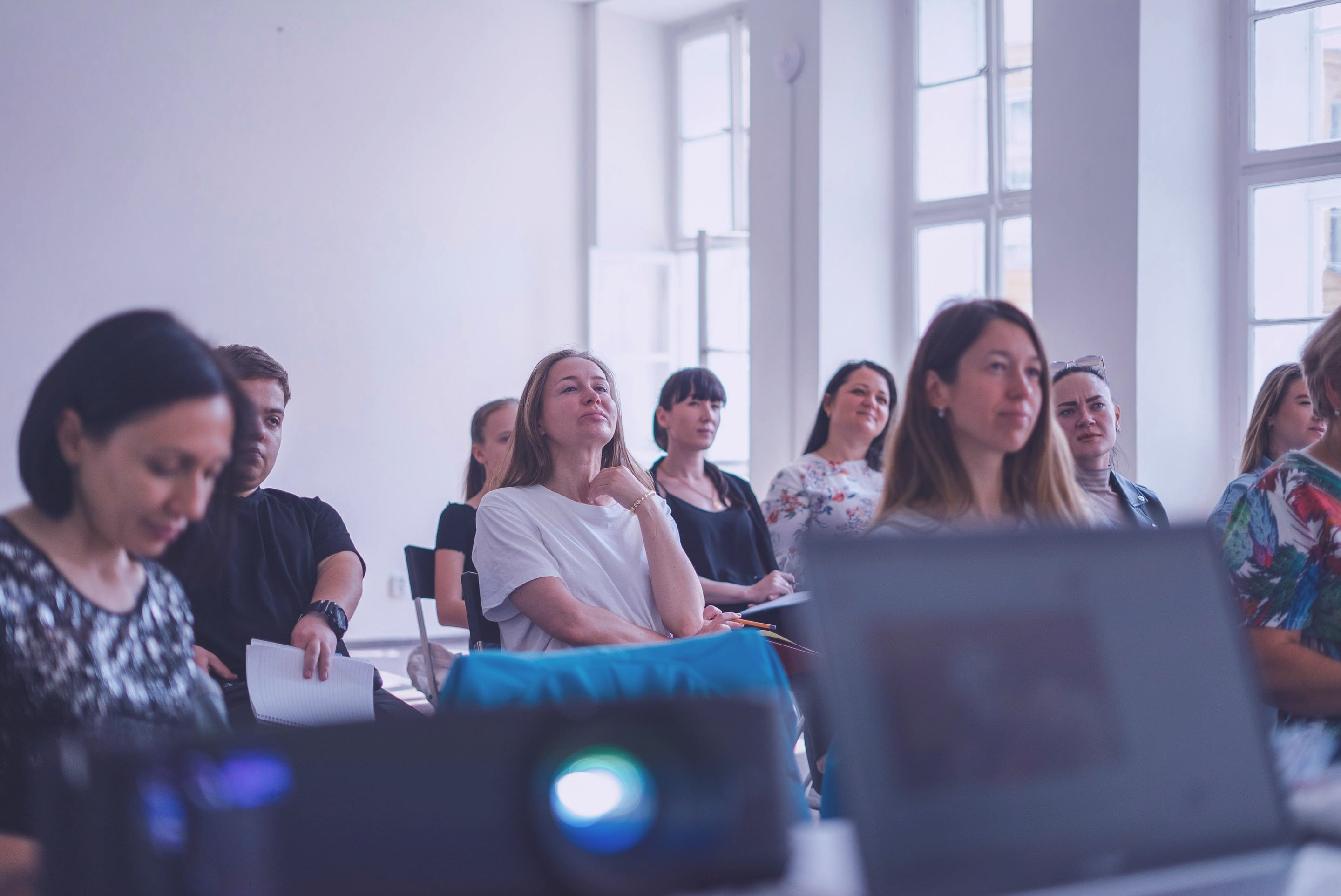 Grupo de adultos en un taller en una sala luminosa