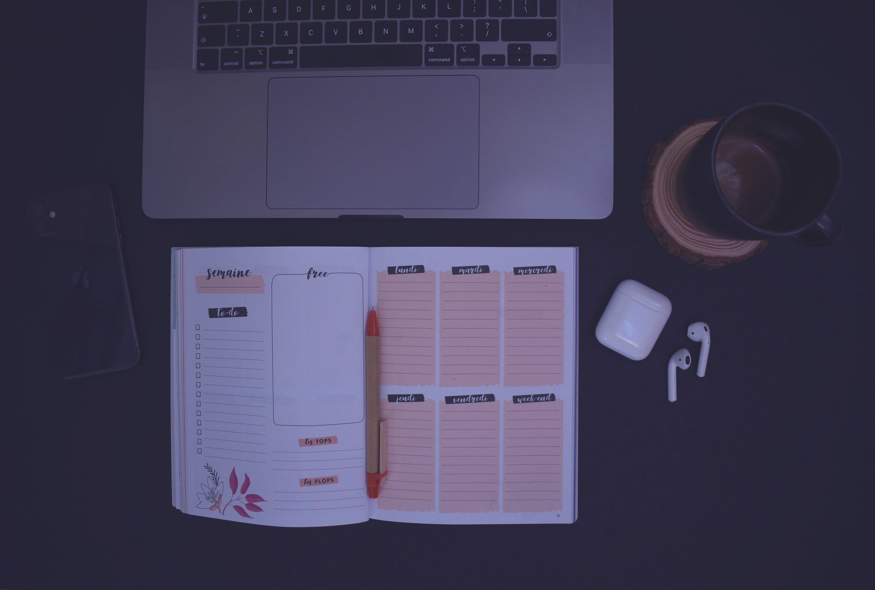 Cuaderno y taza de café sobre un escritorio
